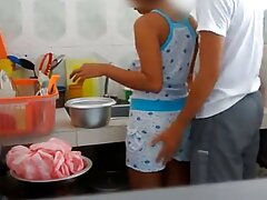Doxy de pelo largo aceitada y follada en el sofá