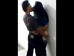 Anissa Kate juega con sus juguetes sexuales favoritos en la cámara
