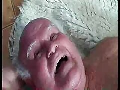 Rubia de tetas pequeñas está satisfaciendo a su amante