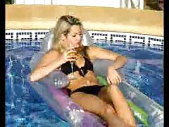 Rubia de piernas largas cabalga una polla