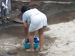 Masajista arrogante se folla a la milf de pelo corto y a su hijastra a la vez