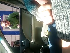 Morena sonriente folla apasionadamente en una furgoneta