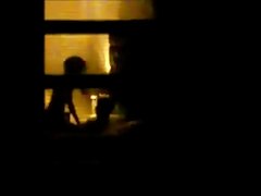 Pequeña chica está chupando una gran polla