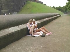 Masturbación con la mano de mamá e hija cachondas