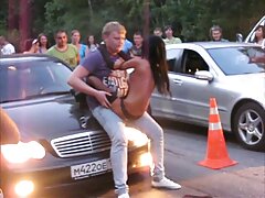La jovencita Julia Rain es follada y se corre en la boca