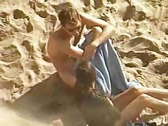 Pelirroja Danni Rivers con tetas pequeñas se folla a su hermanastro