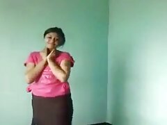 Ama de casa glamorosa Cleo Summers se masturba en la cocina