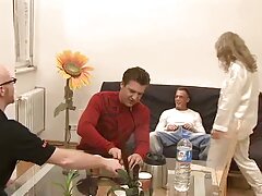 Rubia propina a un botones con su coño