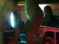 Abby Adams follando a la milf de al lado en la cocina