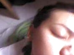 La zorra juggy Rachel Cavalli chupa una polla dura y es follada en la cama