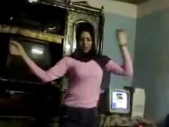 Pequeña nena de ébano es follada bien