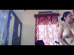 Chica aceitada chupa una polla gorda con avidez