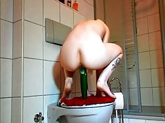 El semental cachondo Bruno Dickenz se folla a una morena tetona en la cama