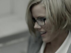 La bella Emily Willis en medias tiene sexo con dos sementales