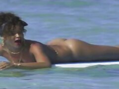 Chica calva seduce y se folla a su vecino