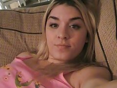 La cachonda GILF Dafna May juega con su coño mojado
