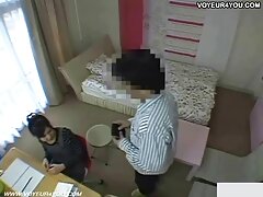 La abuela rubia abre sus piernas para un pollón joven