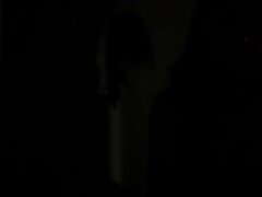 Mujer rubia valiente en medias recibe una doble polla en la cama