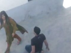 Morena caliente está consolando a su buen amigo