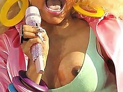 Casca Akashova gime de placer mientras se la follan