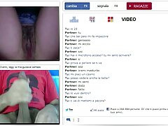 Hermosa morena está satisfaciendo a un chico cachondo
